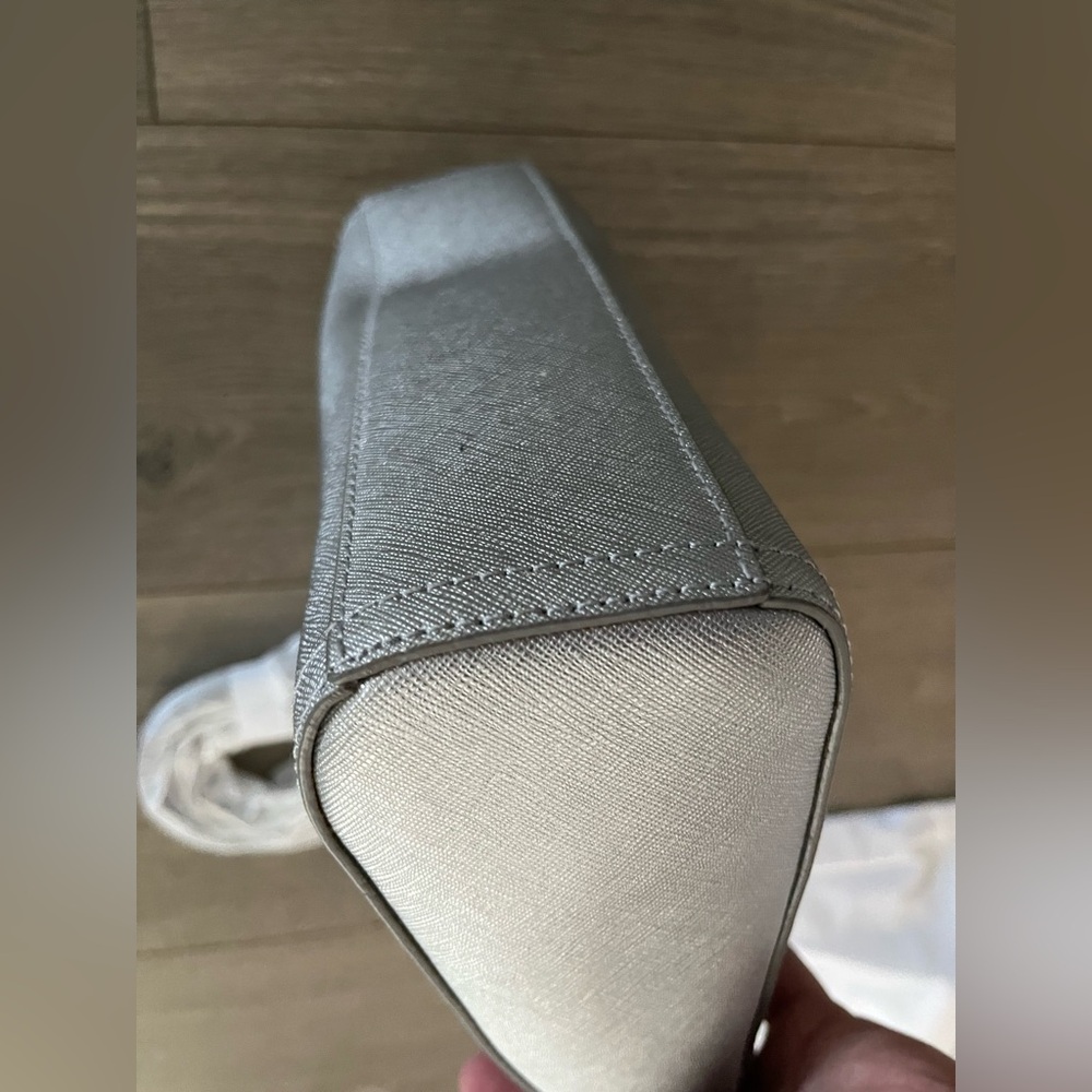 NWT Lo & Sons Pearl Saffiano Leather Silver Crossbody Bag Retails $300 - Picture 13 of 14